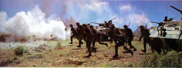Infanteria y tanquetas en maniobras de combate
